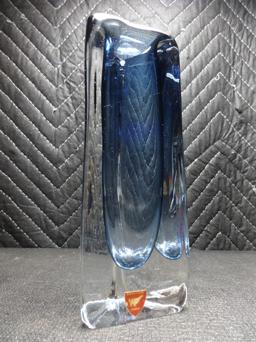 ORREFORS NILS LANDBERG SOMMERSO TRIANGLE ART GLASS VASE, MCM, BLUE
