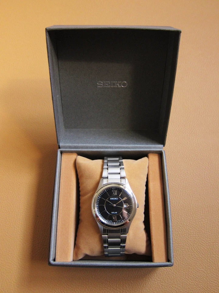 Reloj para hombre SEIKO V147-0AD0 solar de acero inoxidable con esfera negra (JDM) Foto 2 de 4