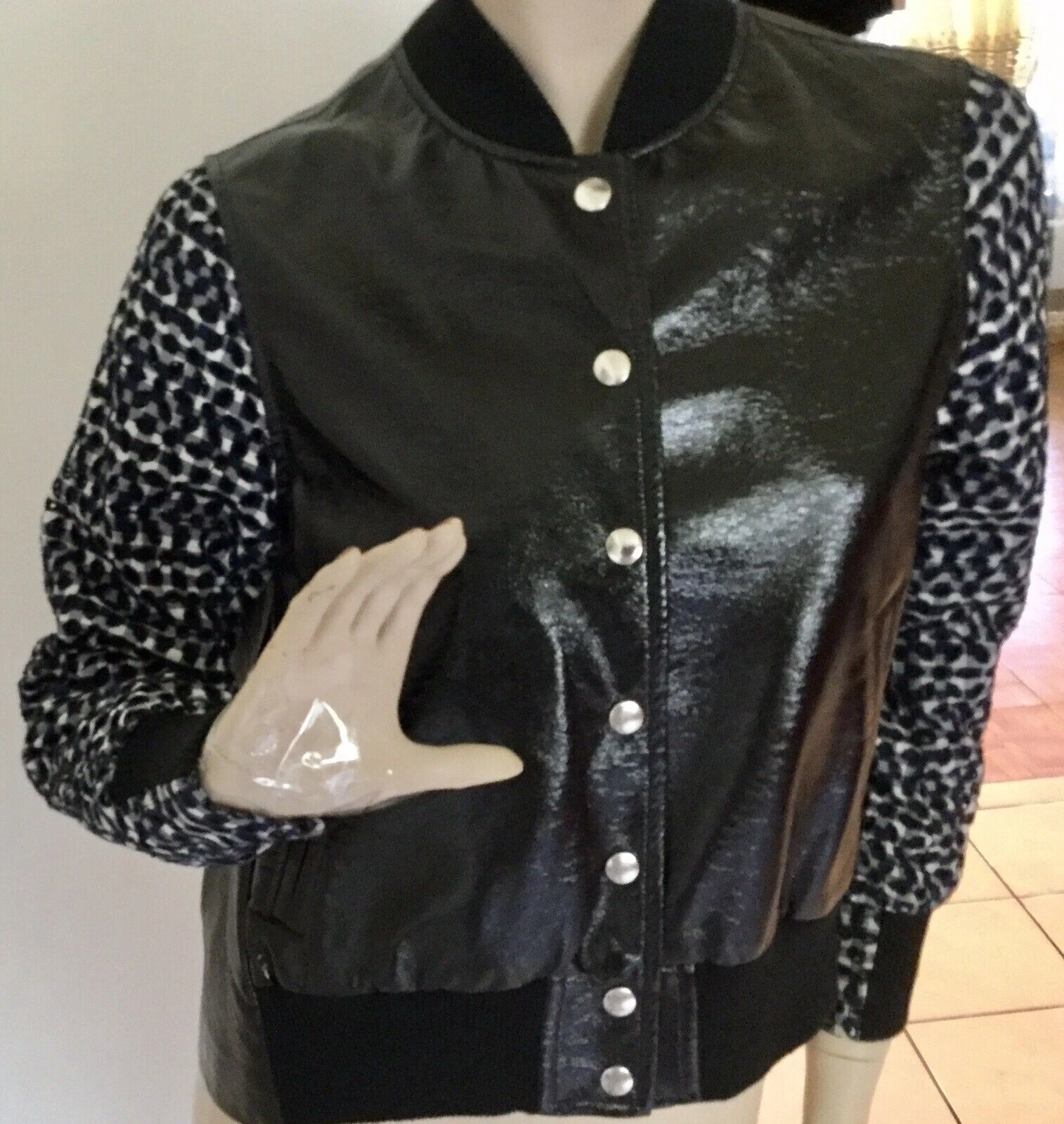 Giacca a maniche ricamate Sacai Luck da donna in pelle nera verniciata sintetica taglia 0