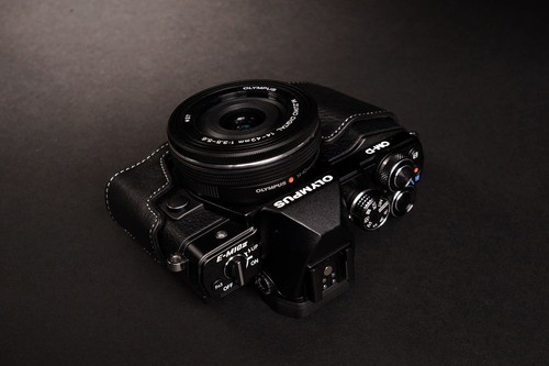 Funda de cuero genuino real para media cámara para Olympus OM-D EM10 II parte inferior abierta B - Imagen 6 de 8