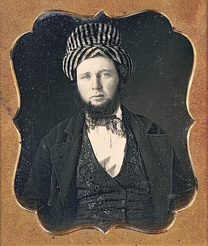Bärtiger Mann trägt ungewöhnlichen gestreiften Hut Blumen Weste 1/6 Platte Daguerreotypie K232