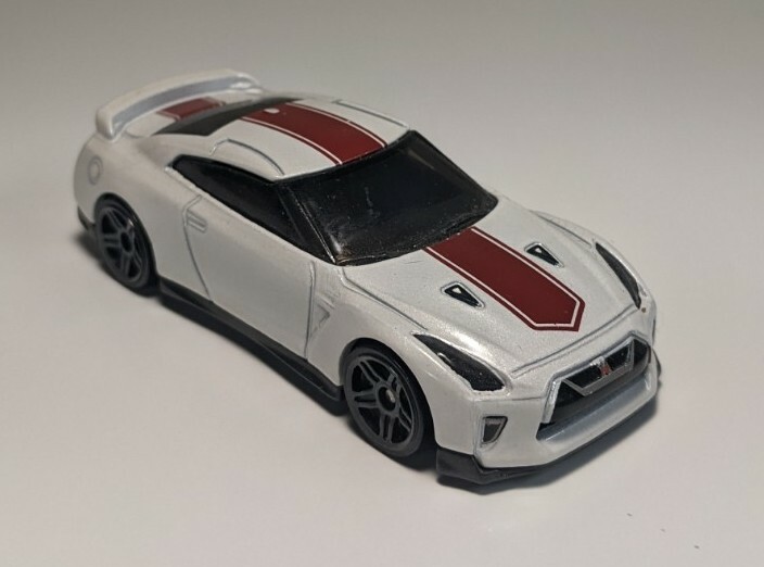Hot Wheels Speed Graphics White '17 Nissan GTR R35 1/64 Diecast