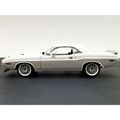 1/18 ダッジチャレンジャー　1970 ACME 1970 DODGE CHALLENGER STREET FIGHTER 1/18 KOWALSKI