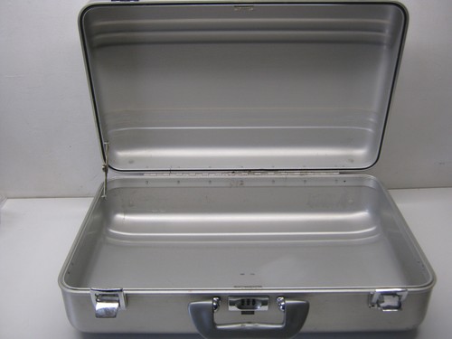 Zero Halliburton Aluminum Briefcase Camera Case 21 3/8" x 13 1/4” x 6 3/4" Used - Picture 9 of 21