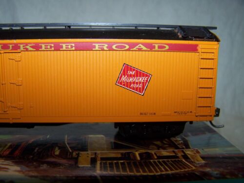 Athearn HO 50' Express Reefer Milwaukee Road(RTR) - Picture 14 of 17