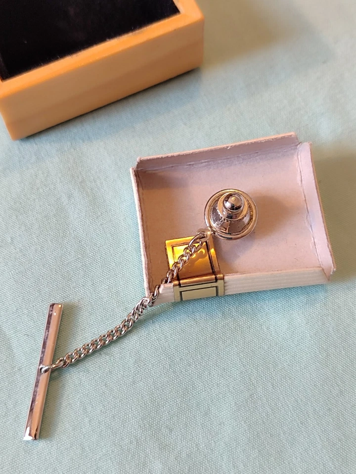 Pin de solapa firmado Geoffrey Beene tono plata ónix negro corbata tac en caja de madera Foto 4 de 4