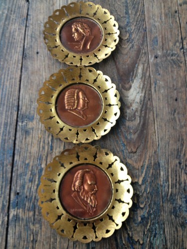 3 VINTAGE MESSING KUPFER ENGLAND DEKORATIVE KOMPONISTENPLATTEN BEETHOVEN BACH BRAHMS  - Bild 1 von 9