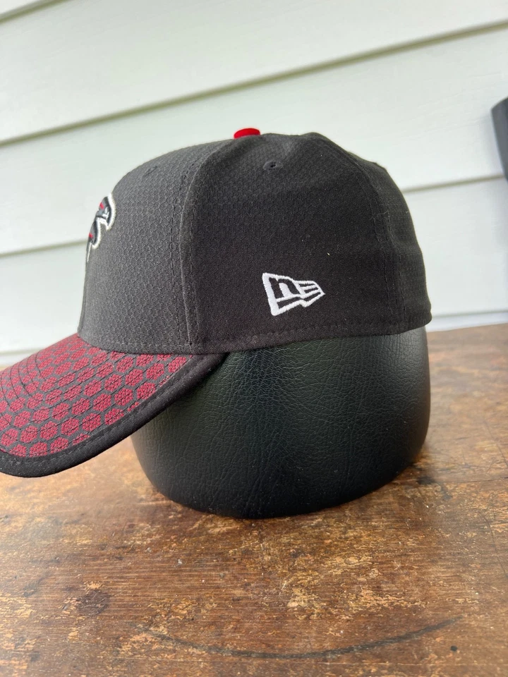 Gorra New Era NFL Atlanta Falcons 39Thirty S/M negra y roja ala de panal elástica Foto 2 de 4