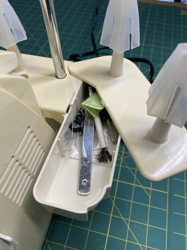 Babylock Imagine BLE1AT Jet-Air Self Threading Serger - Picture 7 of 10