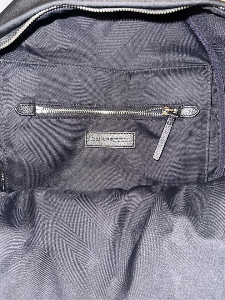 Mochila para mujer Burberry London negra Horseferry Road Foto 4 de 4