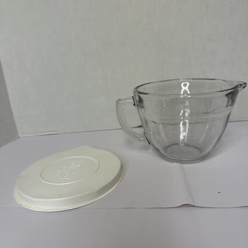 The Pampered Chef 1 Qt. Glass Measuring Cup Batter Bowl with Lid, Spout, Handle - Picture 1 of 7