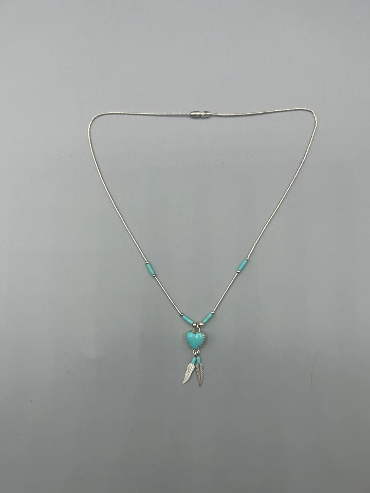 Collar Gargantilla Corazón Turquesa con Gotas de Plumas y Cadena Plata Líquida Foto 4 de 4