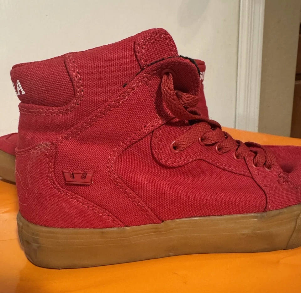 "Zapato de skate Supra High Top con cordones 9,5"" punta de tacón usado en excelente estado unisex juvenil talla 4 original $140" Foto 2 de 4