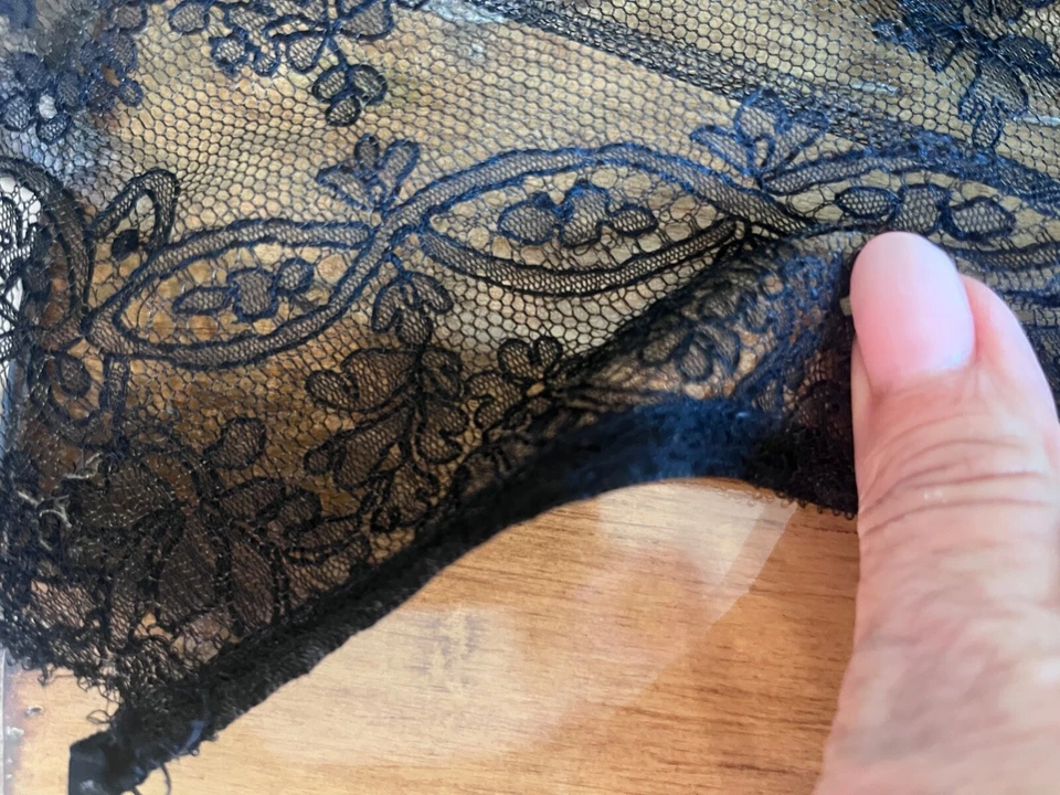 RARE ANTIQUE VICTORIAN CHANTILLY LACE BLACK CAPE SHAWL MUSEUM PIECE - BEAUTIFUL! - Image 4 of 4