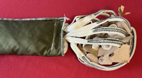 U.S Vietnam Era Parachute Pack / 1975 Dated / Military Issue - Mills MFG. Corp - Picture 10 of 22