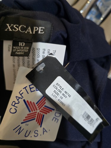 XSCAPE (4674X) Abito con volant in crepe subacqueo nuovo con etichetta taglia 10 blu navy - Foto 4 di 4