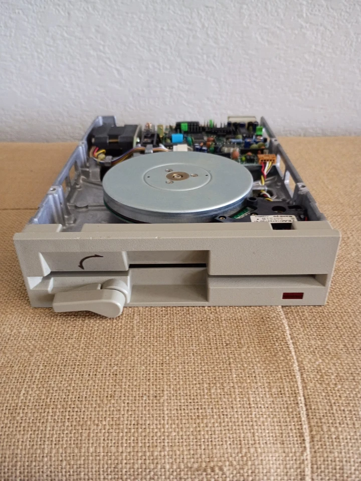 Unidade de disquete Teac 5.25 FD- 55GFV-07-U Pt# 19307200 Serial # 1090710 Japão - Imagem 2 de 4