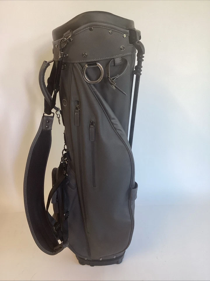 Bolso Titleist Links Master Series de cuero con emblema de pino Foto 3 de 4