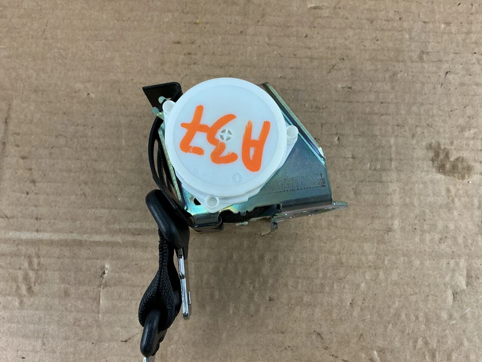 2011 - 2016 BMW 535i xDrive F10 Rear Center Seat Belt Retractor 34093133A OEM Foto 4 de 4