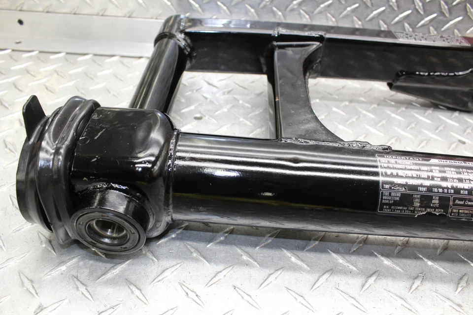 Honda V45 Magna 1982 VF750C basculante trasero 52100-MB1-700ZA Foto 4 de 4