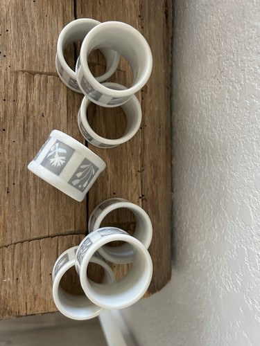 Set (7) Town & Country Linen Ceramic Napkin Rings Floral Print Gray & White 741 - Picture 2 of 10