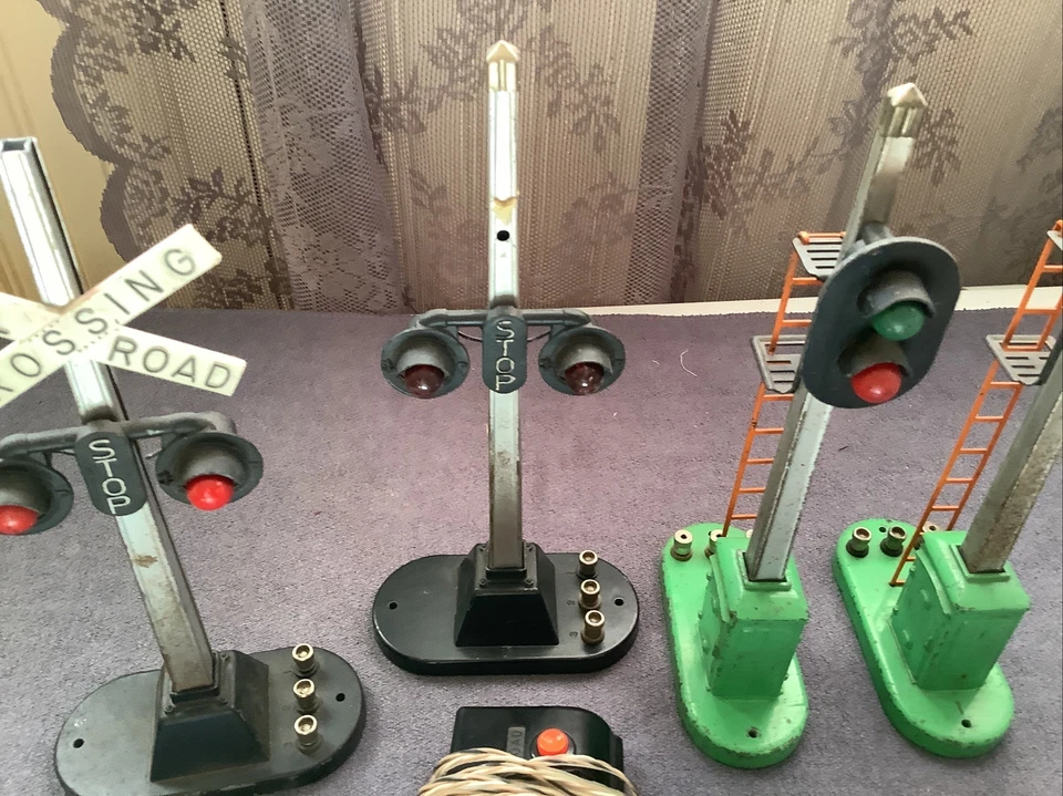 Vintage O Scale Lionel Signal Lights Used Tested Need Some Bulbs And A Switch  - Image 3 of 4