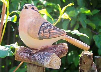niedliches Vögelchen auf einem Ast (mit Tannenzapfen) Vogelfigur