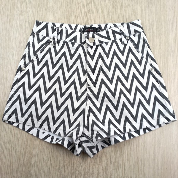 Chic a Booti Shorts Women's Size 8 High Rise Short A-Line Black White Zig Zag