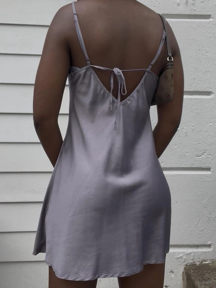 Vestido slip babydoll de renda lilás tamanho P cetim - Imagem 3 de 3