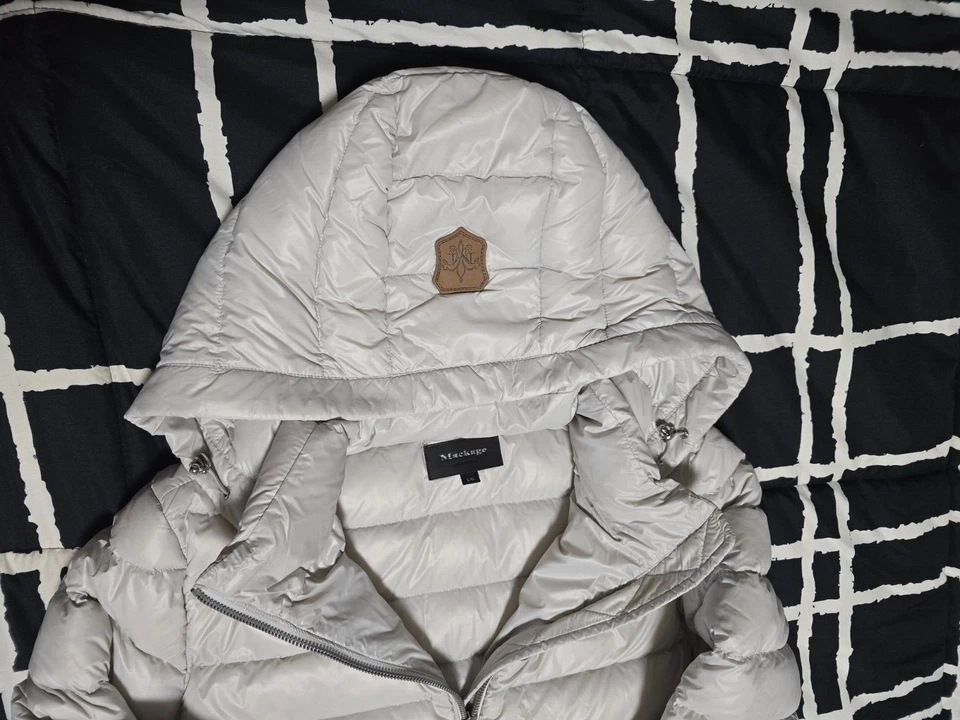 Chaqueta de plumón para mujer Mackage talla: grande color: blanco con tono plateado Foto 2 de 3