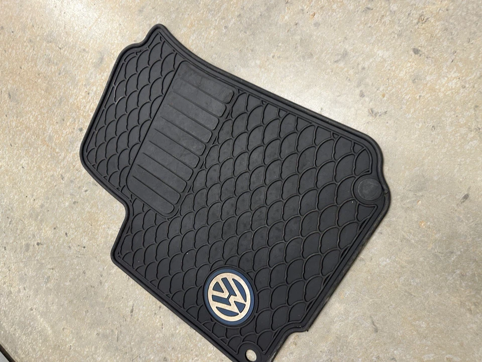 Alfombrilla VW Volkswagen Beetle 1998-2010 OEM usada goma Monster MK4 Jetta Golf Foto 2 de 4