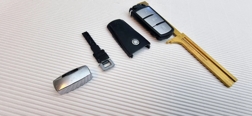 Llave inalámbrica original VW Passat 3C Hella 3 botones 434 MHz, HLO 3C0959752AD Foto 4 de 4