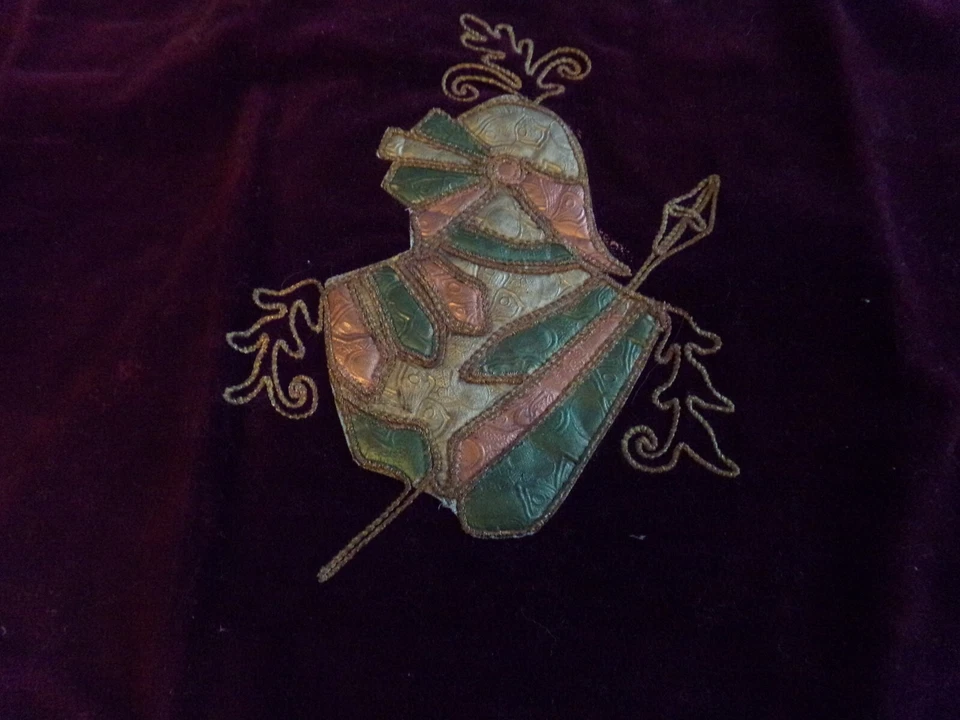 ANTIQUE RED VELVET EMBROYDERED KNIGHT WITH LACE EDGE 33X13 - Изображение 2 из 4