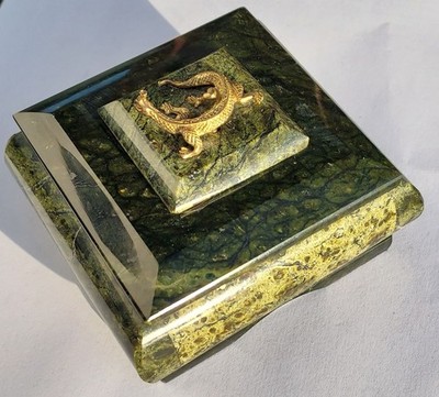 Vintage Schmuckdose Steinbox aus grünem Serpentinstein mit Messingsalamander