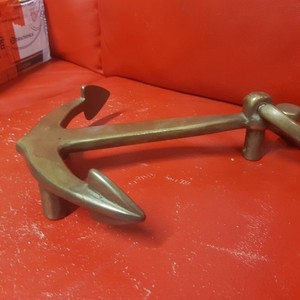 A nautical-style wall-hanging anchor made of brass weighing over 1 kilo with