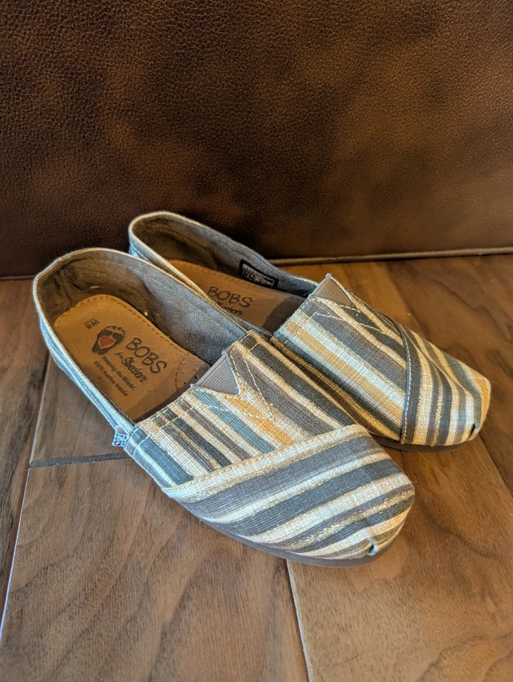 Zapatos sin cordones Bobs By Skechers para mujer, talla 6, tono dorado brillo/rayas Foto 2 de 4