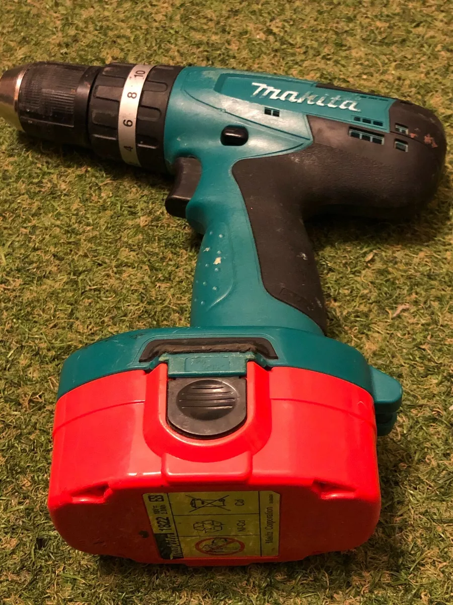 Makita drill and battery outlet