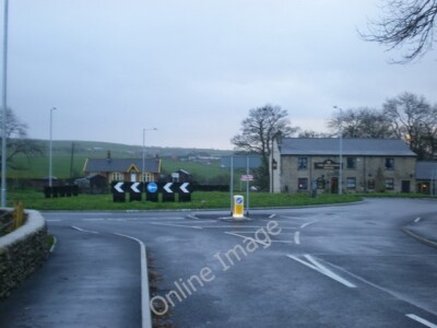 Foto 6x4 Kreisverkehr an der Britannia Oswaldtwistle nach dem Bau einer Kreisel um 2009