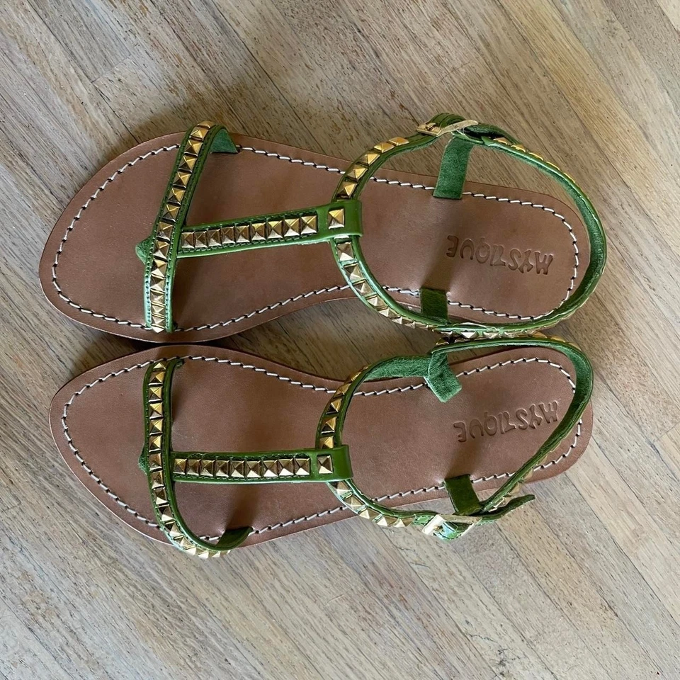 Nuevo en Caja Sandalia Mystique Tanga Cuero Tachonado Verde Oliva Dorado Correa al Tobillo Talla 7 Foto 4 de 4