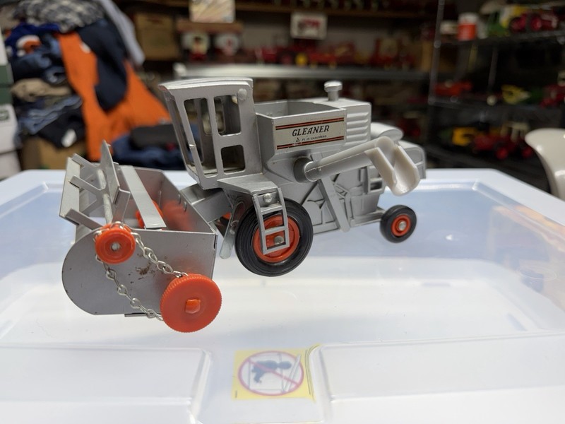 Allis Chalmers Gleaner 2 Window Model F combine 1/32 Scale.