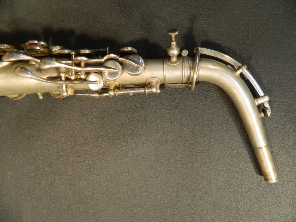 Saxofón vintage de tono bajo "The Indiana by Martin" Martin Band Instrument Co. Foto 2 de 4