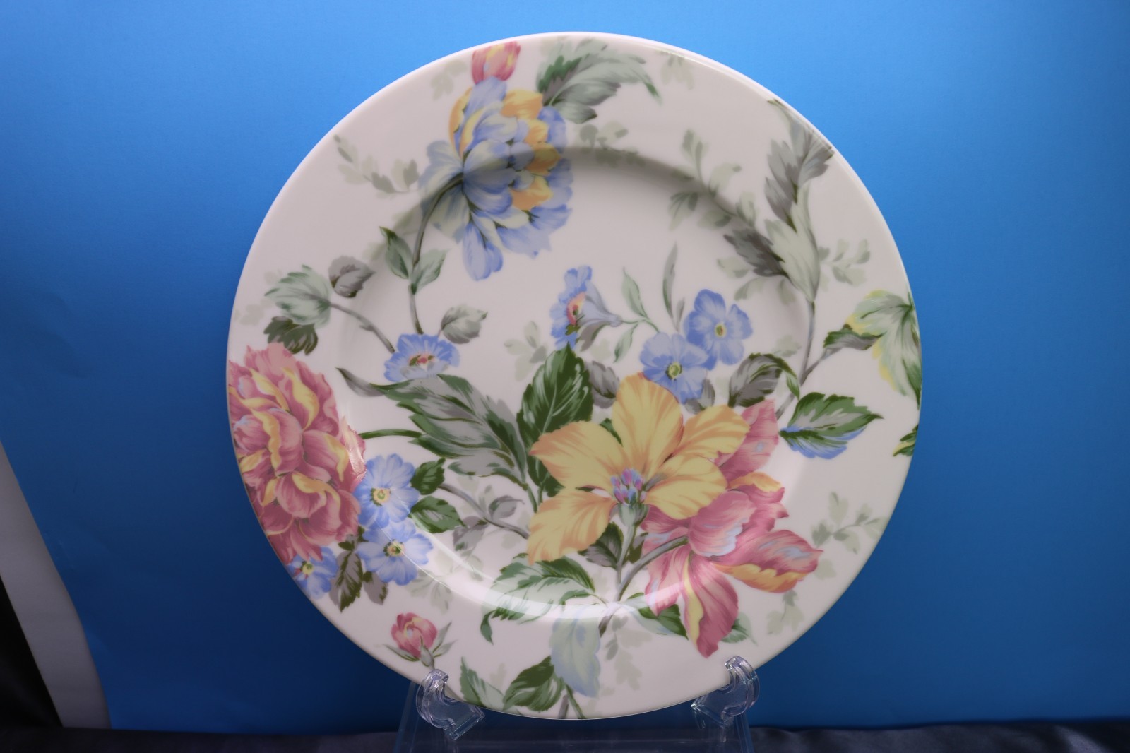 Oscar De La Renta ENGLISH TAPESTRY Round Chop Plate & Vegetable Bowl  LF005 Chip