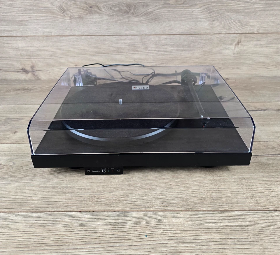Pro-Ject Debut III Turntable Plattenspieler mit Speedbox funktionstüchtig siehe Video - Bild 2 von 4