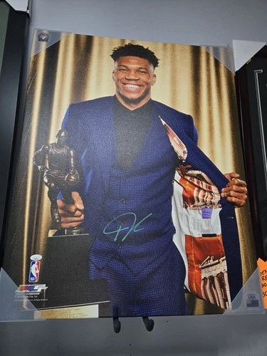 Giannis Antetokounmpo 30x24 Autographed Canvas Print Jsa Certified Authentic