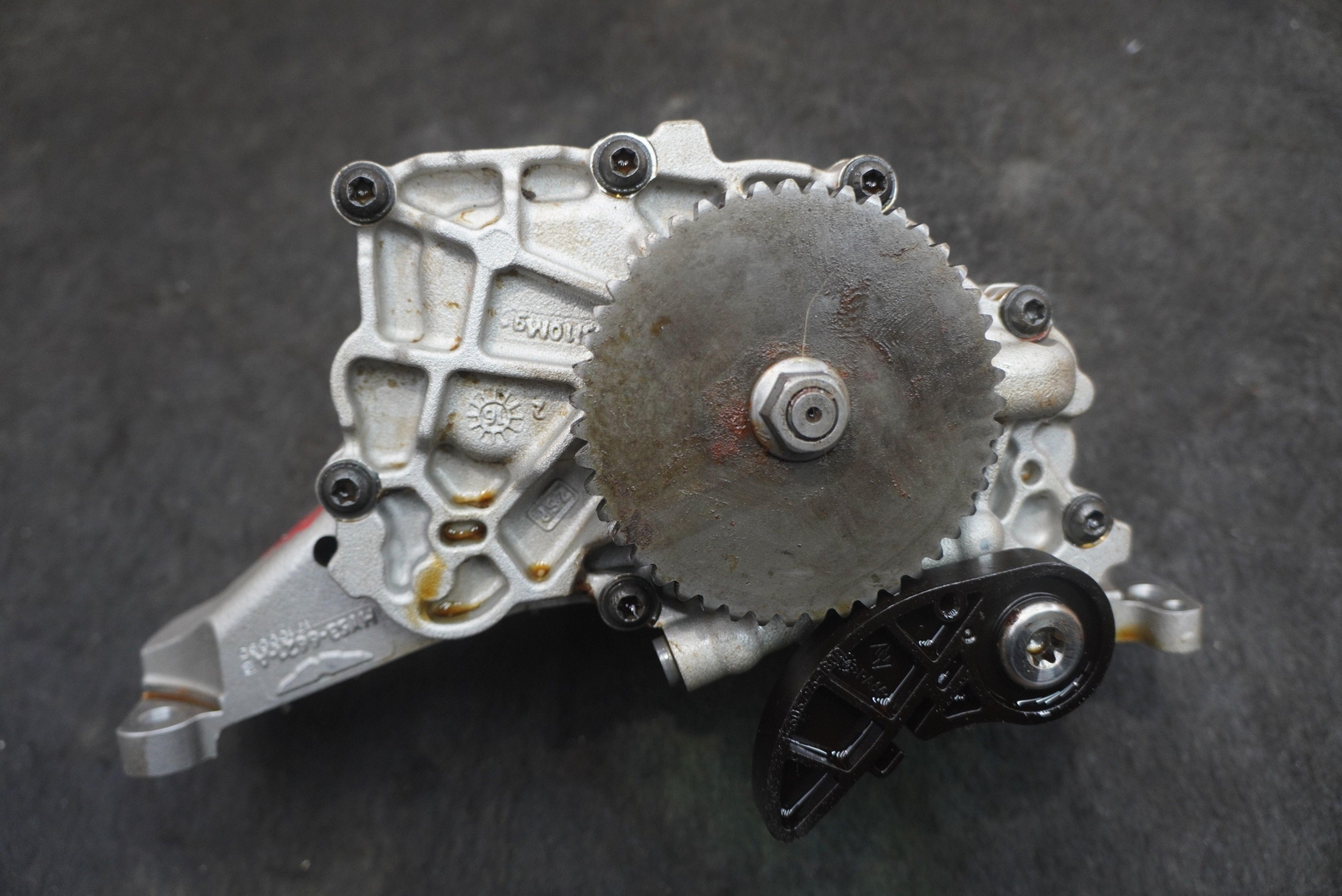 Engine Oil Pump Assembly 5.2L V12 HY53-6621-AB OEM Aston Martin DB11 2017