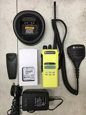 (1) MOTOROLA HT1250 UHF RADIO 450-512MHz 128CH AAH25SDF9AA5AN NARROW BAND XTS CP