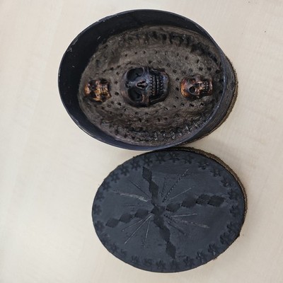 Altes Memento Mori in Holzschachtel, Tödlein, Volkskunst 19. Jahrhundert 