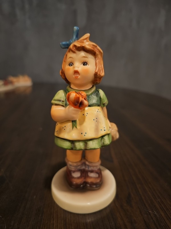 Hummel Goebel "The Surprise" Hum 431 #307 1981 TMK6 collector's club No. 12