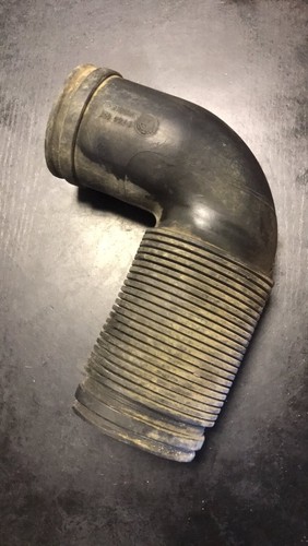 BMW E39 520 523 525 528 530 Lichtmaschine Luftansaug Kofferraum Rohr 1744461