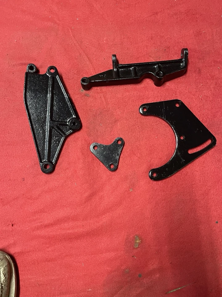 Finales de 1950’s-principios de 1960’s OEM Chevy Corvette bloque pequeño soportes de CA Foto 2 de 4